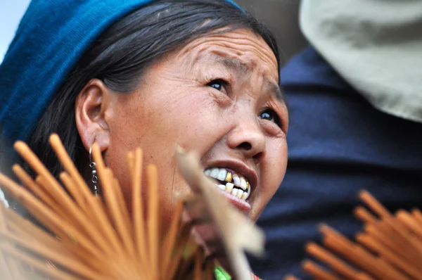 Hmong woman selling incense sticks in Bac Ha market, Vietnam — Stock Photo, Image