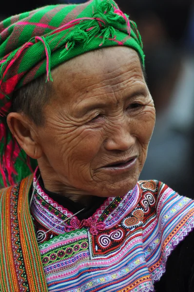 Vietnamiti in costume tradizionale nel mercato di Bac Ha , — Foto Stock