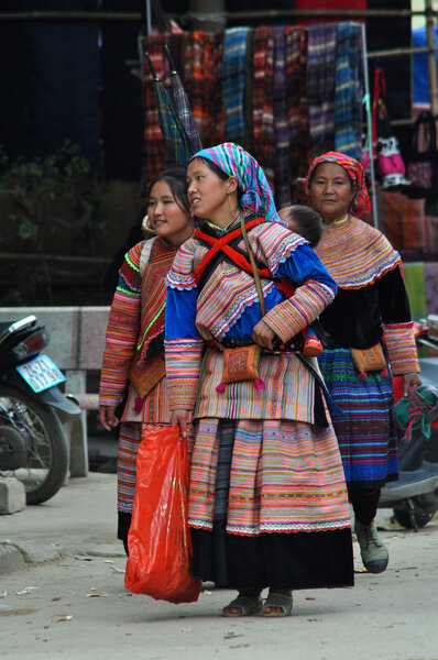 Вьетнамцы в традиционных костюмах на рынке Бак Ха
,