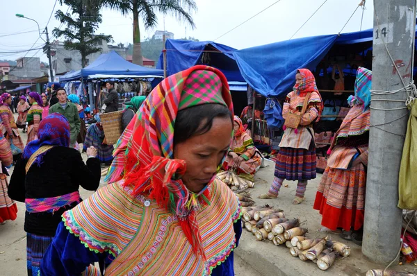 Vietnamese people wearing traditional costume in Bac Ha market, — Stock Photo, Image