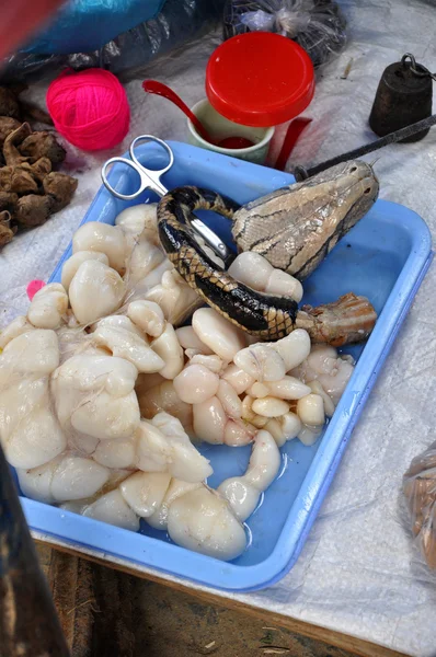 Verse slang voor verkopen in Bac Ha markt, Vietnam — Stockfoto