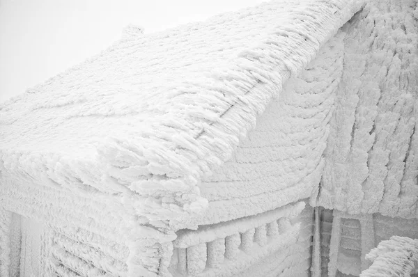 Snötyngda hus efter blizzard — Stockfoto