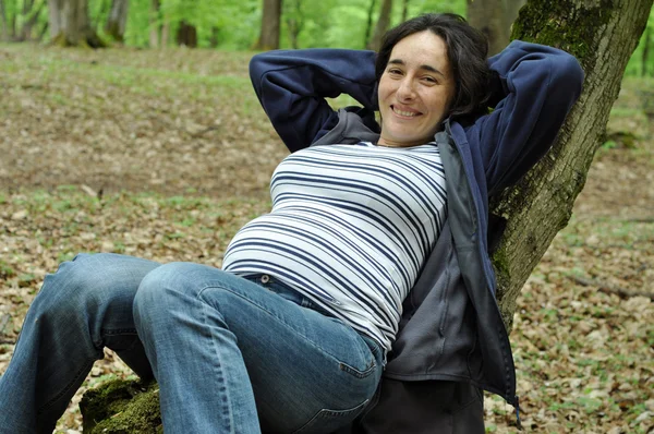 Mulher grávida calma relaxando na floresta — Fotografia de Stock