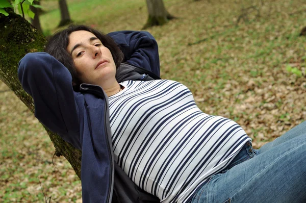 Calma mujer embarazada relajarse en el bosque — Foto de Stock