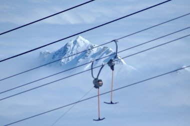 Alplerde kayak kaldırma