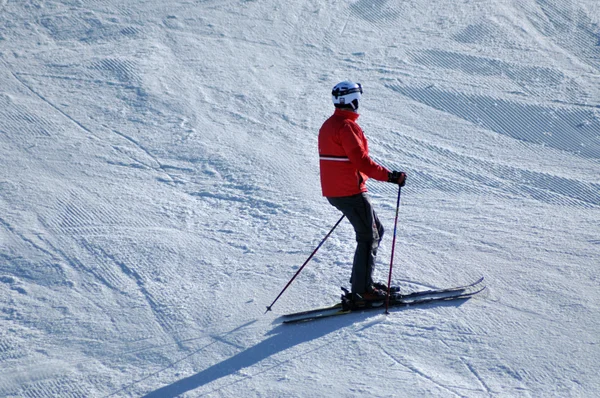 Skidåkare skidor i Alperna — Stockfoto