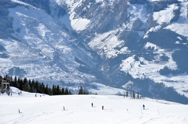 Esquiadores esquiando en los Alpes —  Fotos de Stock