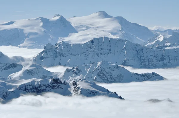 高山上积雪覆盖的阿尔卑斯山 — 图库照片