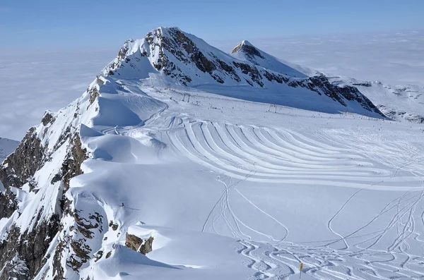 Skidor pisten i Alperna — Stockfoto