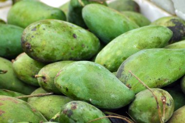 Mango meyve bir pazarda