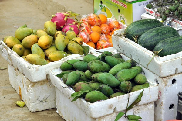 Frutta in un mercato rurale — Foto Stock