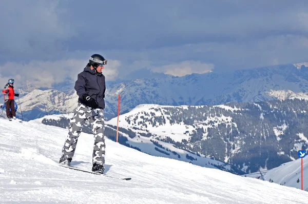 Snowboarder in de Alpen — Stockfoto