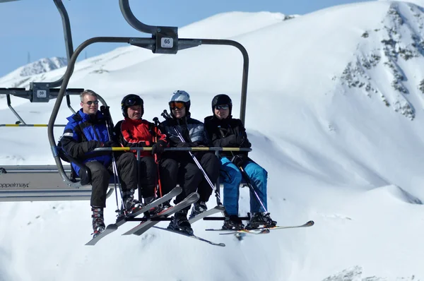 Esquiadores em teleférico — Fotografia de Stock