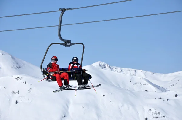 Skieurs en remontée mécanique — Photo