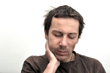 şişmiş yüz diş ağrısı muzdarip olan adam