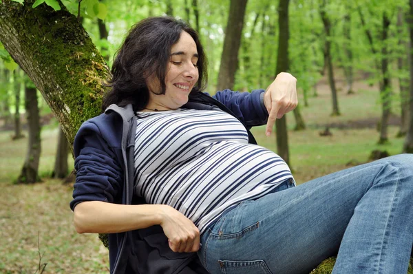 Ήρεμη χαλαρωτική έγκυος γυναίκα στο δάσος — Φωτογραφία Αρχείου