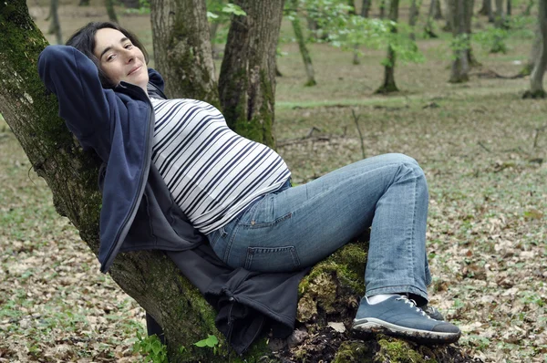 Mulher grávida calma relaxando na floresta — Fotografia de Stock