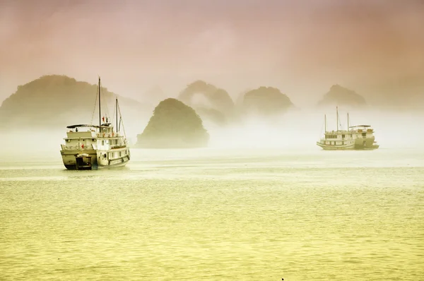 Schifffahrt. Halong-Bucht, Vietnam — Stockfoto