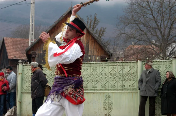 Pessoas em trajes tradicionais celebrando o carnaval de inverno — Fotografia de Stock