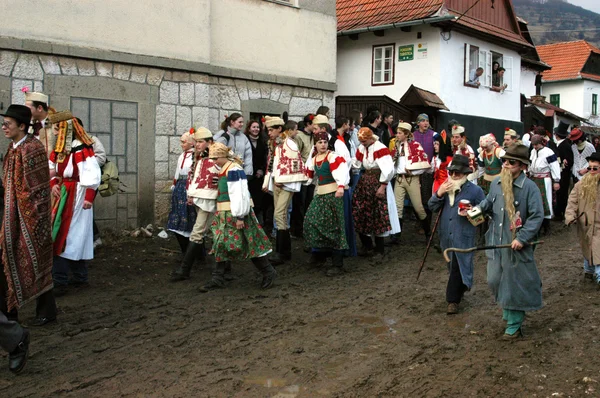 Människor i traditionella dräkter fira vinter karnevalen — Stockfoto