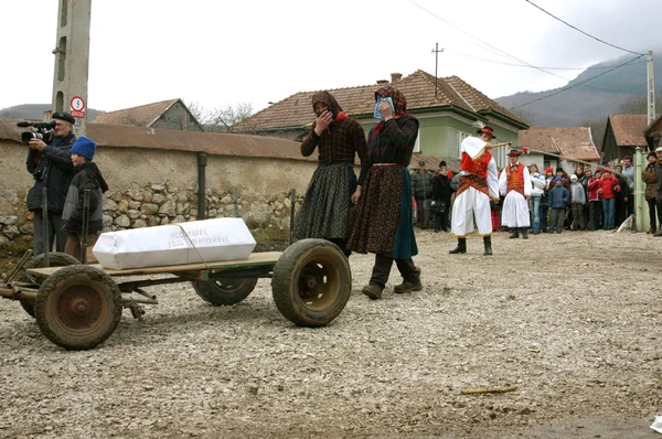 People in traditional costumes celebrating the winter carnival — Stock Photo, Image