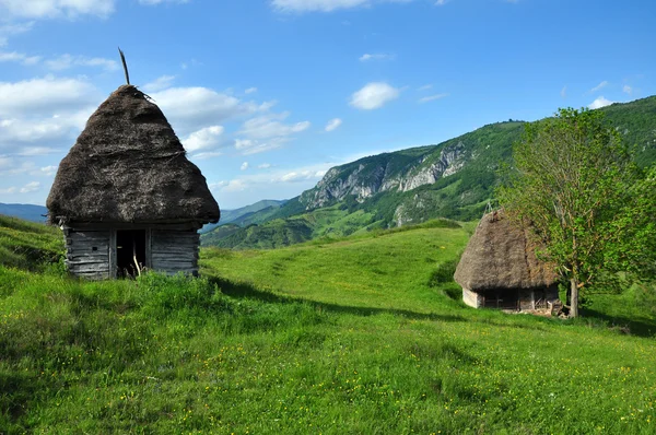 Terk edilmiş ahır, kabin dağlarda — Stok fotoğraf