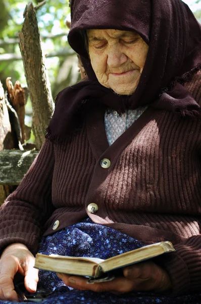 Mulher mais velha lendo a Bíblia — Fotografia de Stock