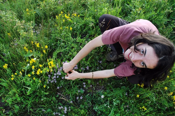 Kobieta w środku łąka pełna kwiatów na wiosnę — Zdjęcie stockowe
