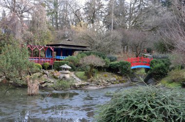 Ormanın içinde Japon evi terk