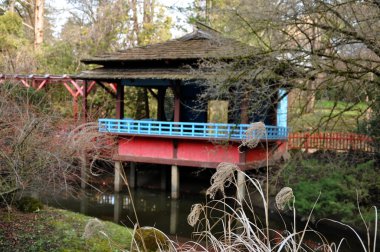Ormanın içinde Japon evi terk