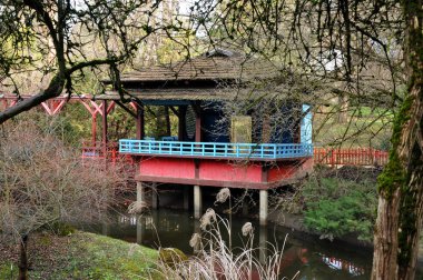 Ormanın içinde Japon evi terk