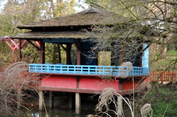 Ormanın içinde Japon evi terk