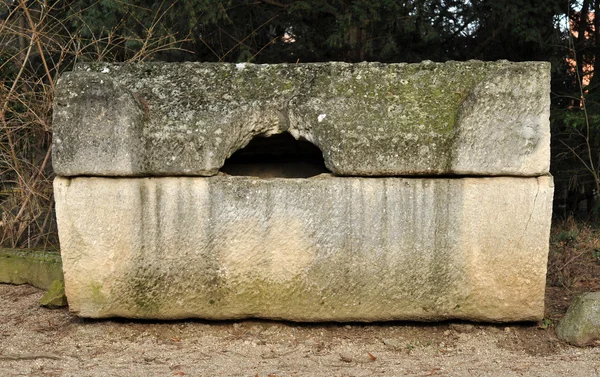 Restes d'un tombeau de pierre de l'époque romaine — Photo