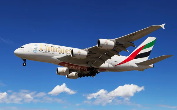 Emirates Airbus A380 landing — Stock Photo, Image