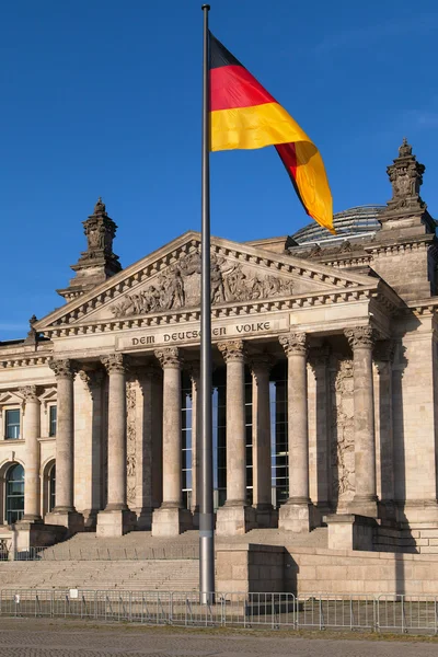 Parlamentet och tysk flagg — Stockfoto