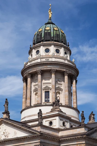 Stå hög av den franska domkyrkan i Berlin — Stockfoto