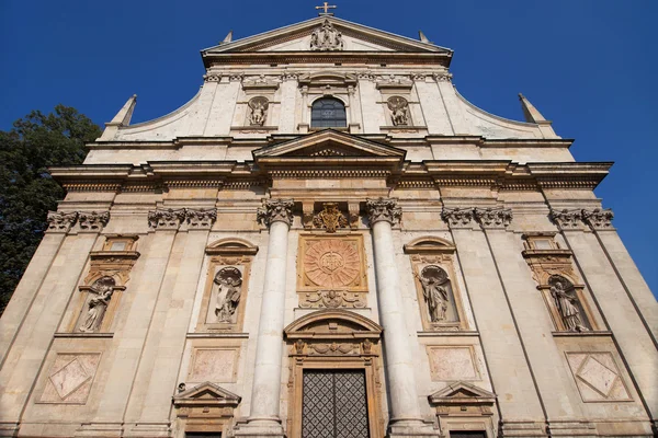 Svatých Petra a Pavla průčelí kostela — Stock fotografie