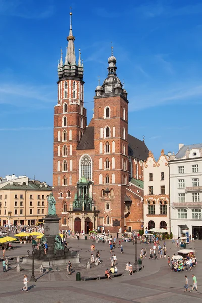 Basilique Sainte-Marie sur la place principale de Cracovie — Photo