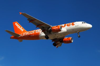 EasyJet Airbus A319 UNICEF üniforma