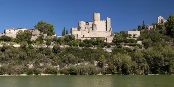 Wieś i zamek Castellet — Zdjęcie stockowe