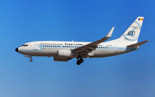 Tarom Boeing 737-700 ретро ліврею — стокове фото