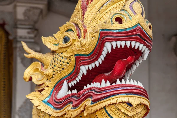 Naga Dourada Wat Chedi Luang Chiang Mai Tailândia — Fotografia de Stock