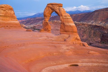 Narin Kemer Alacakaranlıkta, Arches Ulusal Parkı, Utah, ABD.