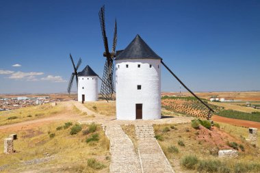 Alcazar de San Juan, Ciudad Real, İspanya 'daki Cerro de San Anton' un tepesindeki yel değirmenleri..