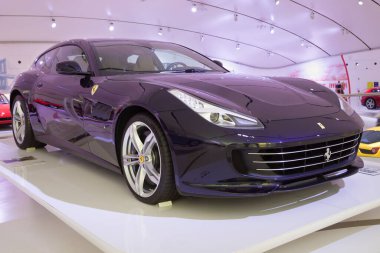 Modena, İtalya - 14 Ağustos 2021: Ferrari GTC4Lusso, Modena, İtalya 'daki Enzo Ferrari Müzesinde sergilendi.