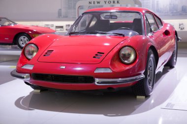 Modena, İtalya - 14 Ağustos 2021: Ferrari Dino 246 GT İtalya 'nın Modena kentindeki Enzo Ferrari Müzesinde sergilendi.
