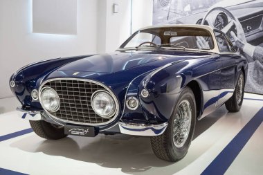Modena, İtalya - 14 Ağustos 2021: Ferrari 212 Inter İtalya Modena 'daki Enzo Ferrari Müzesi' nde sergilendi.