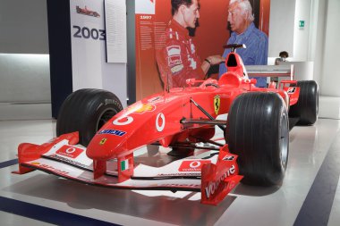 Modena, İtalya - 14 Ağustos 2021: Ferrari F2003-GA İtalya Modena 'daki Enzo Ferrari Müzesi' nde sergilendi.