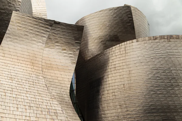 A fachada de titânio de Guggenheim Bilbao — Fotografia de Stock