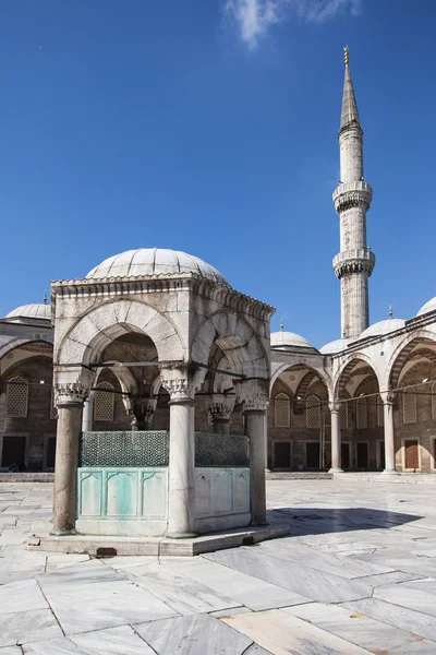 Umývání fontány a minaret Modrá mešita — Stock fotografie